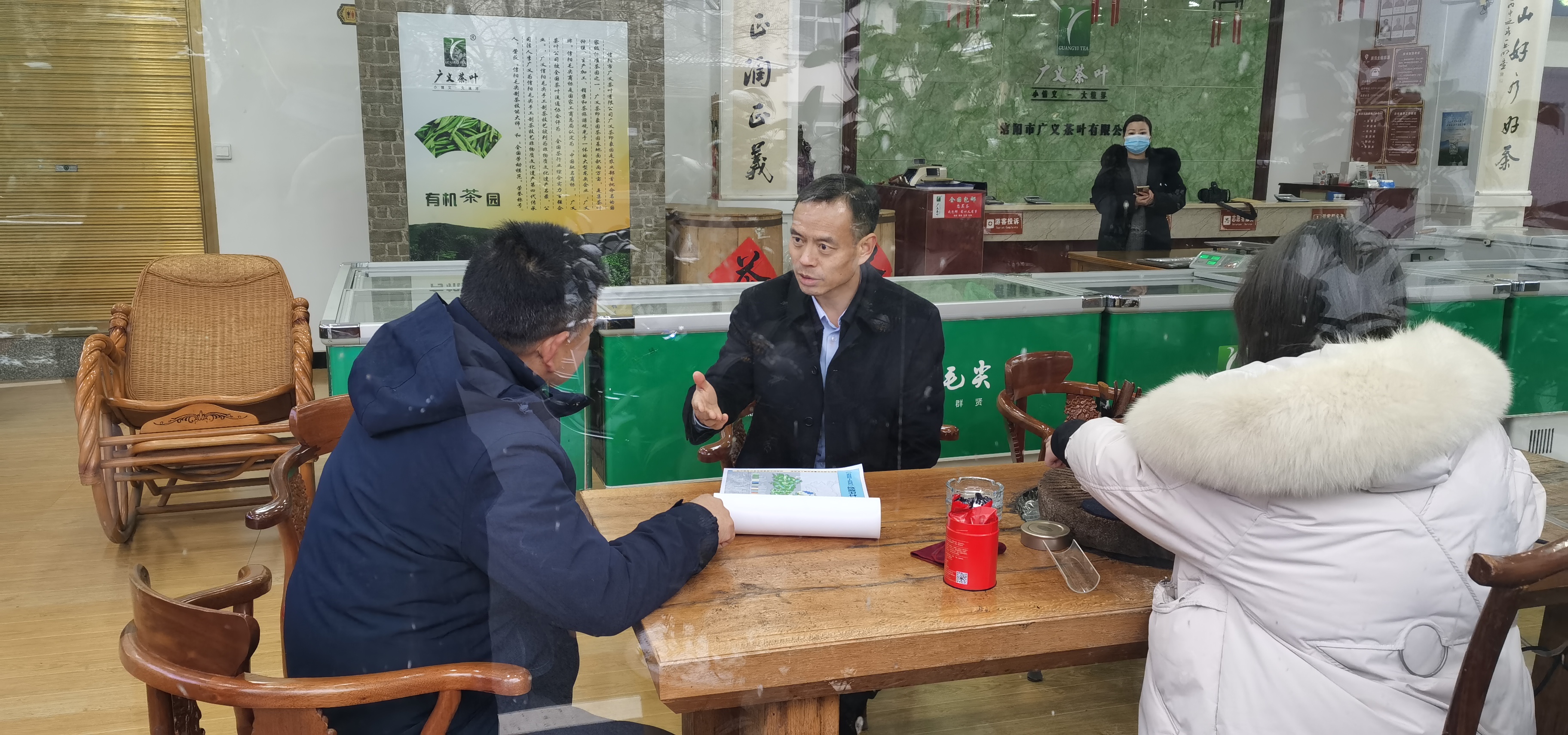 信陽(yáng)市委常委、副市長(zhǎng)秦保建到信陽(yáng)市廣義茶葉有限公司慰問(wèn)全國(guó)勞模李廣義同志