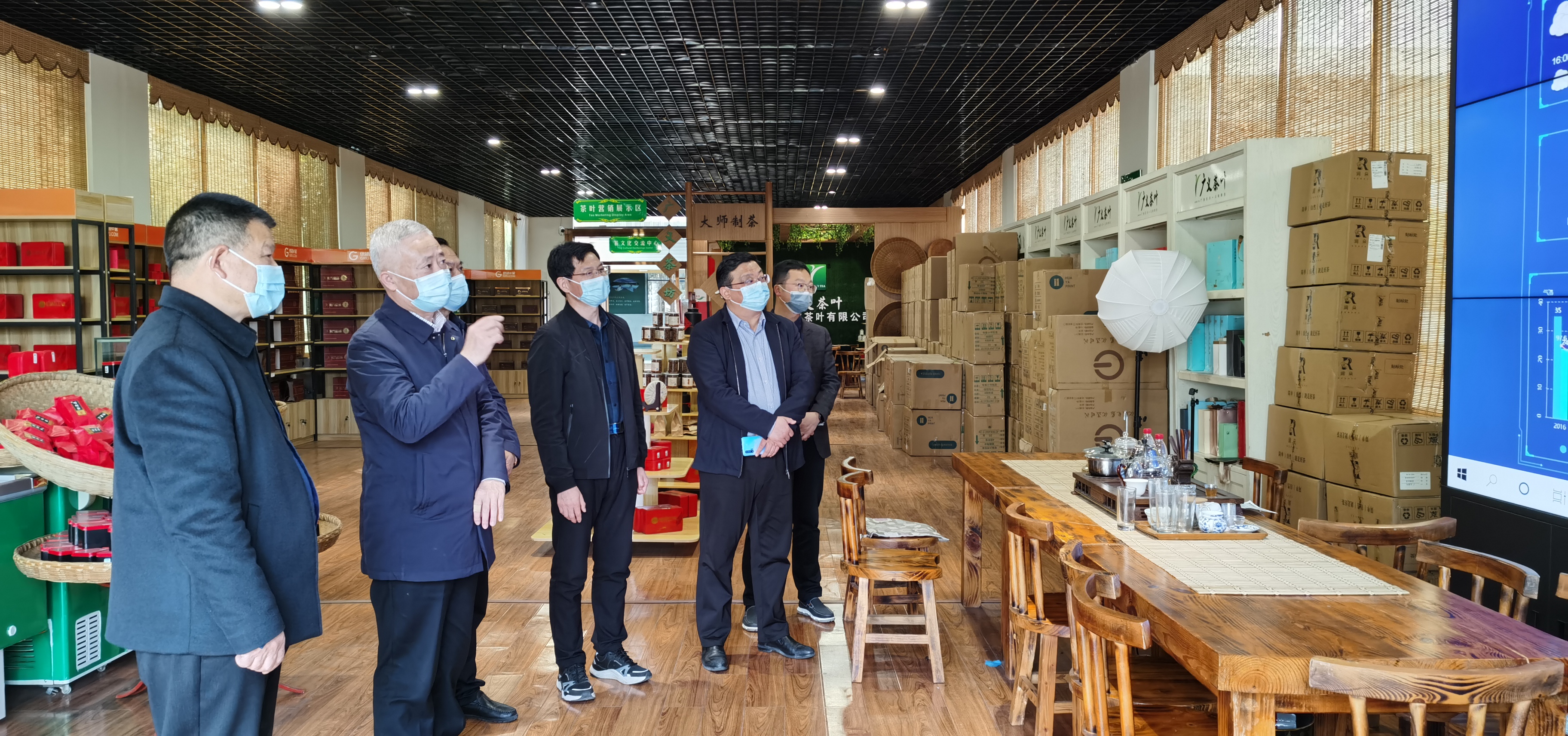 2022年4月1日，信陽(yáng)市胡亞才市長(zhǎng)來(lái)廣義茶印象園，關(guān)心春茶生產(chǎn)，指導(dǎo)春茶生產(chǎn)工作