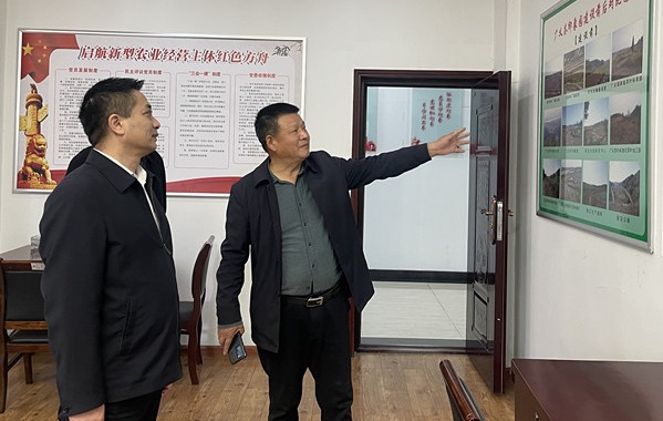 2022年11月9日 ，浉河區(qū)工會(huì)胡華庭主席來(lái)信陽(yáng)市廣義茶葉有限公司慰問(wèn)全國(guó)勞模李廣義同志，并傳達(dá)黨的二十大精神。